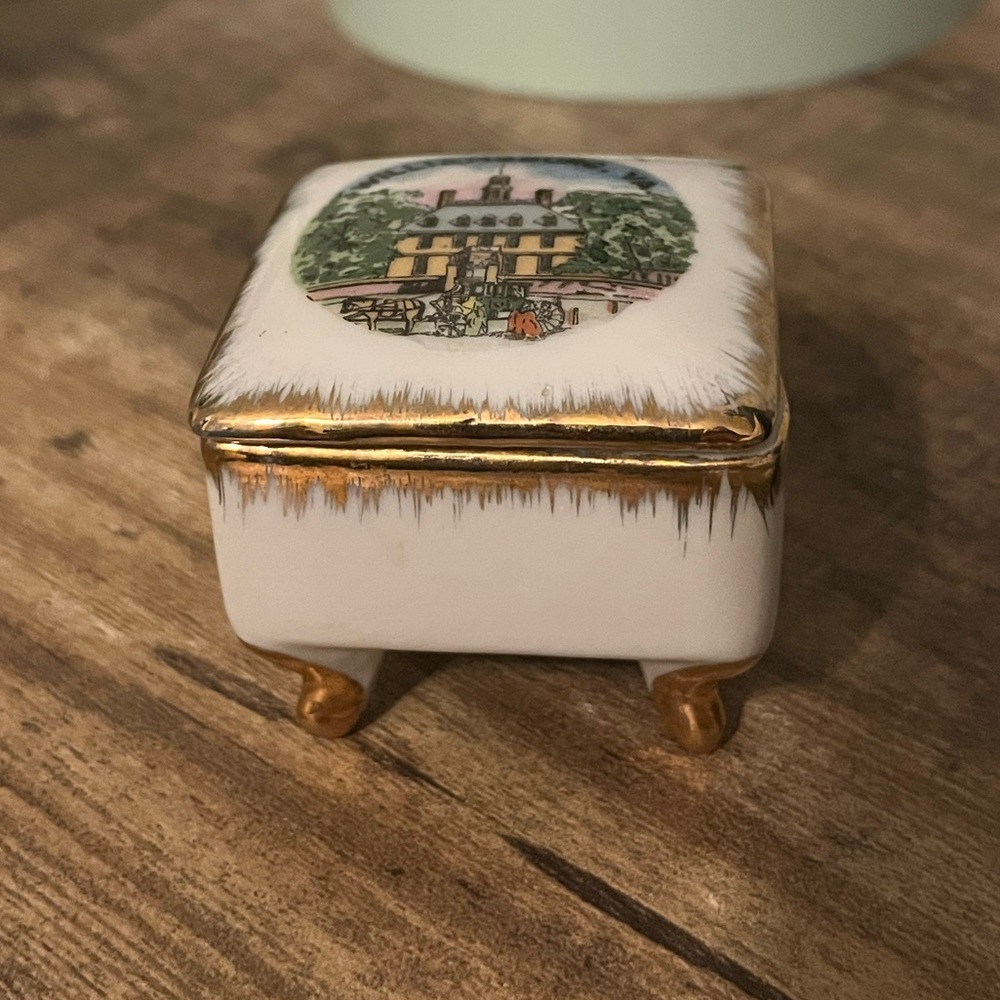 Williamsburg Virginia Porcelain Trinket Box